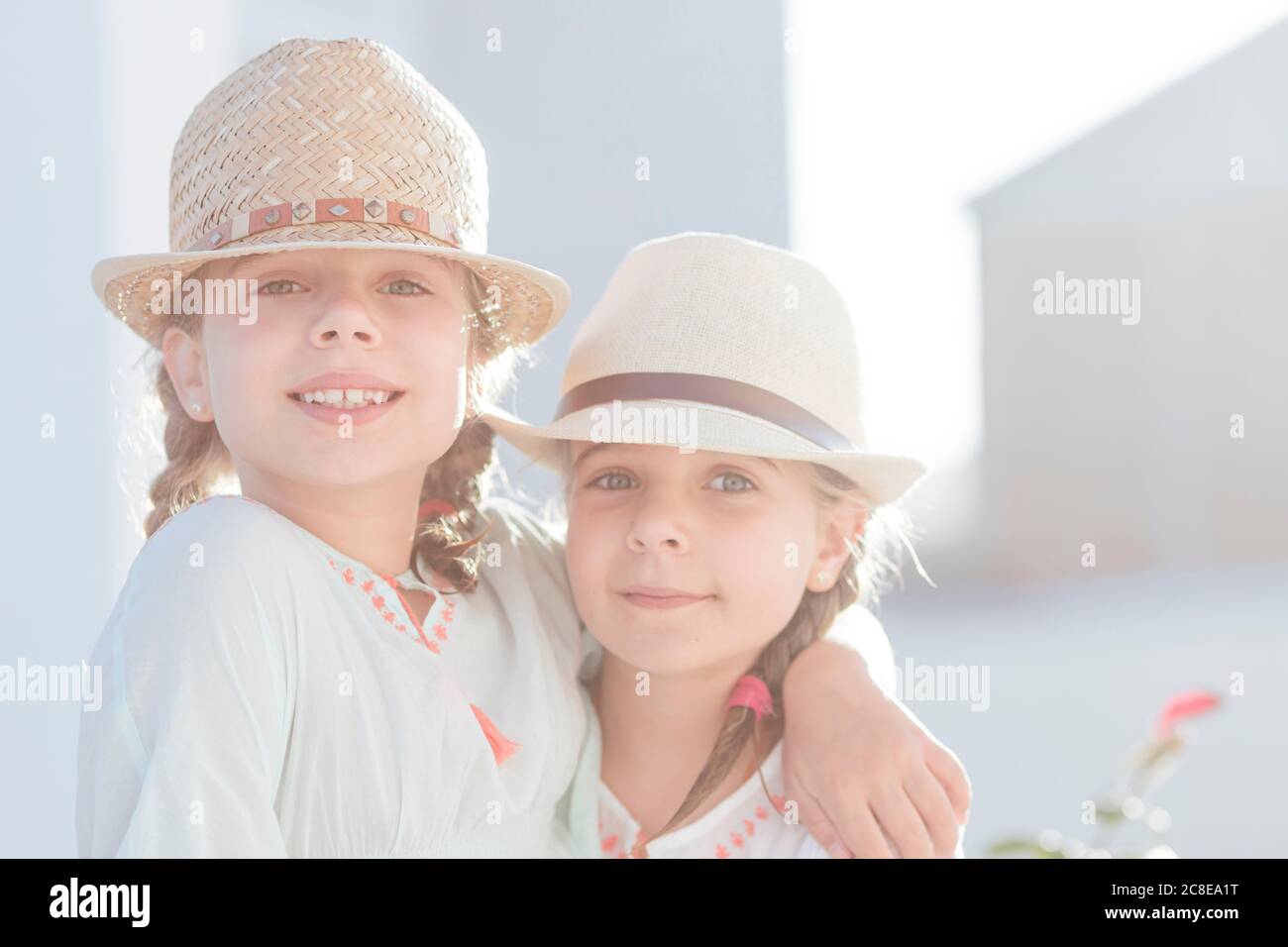 Nette Zwillinge Mädchen tragen Hut an sonnigen Tag Stockfoto