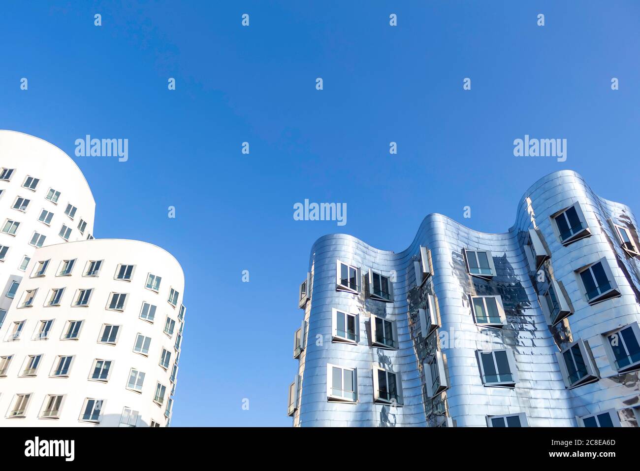 Deutschland, Nordrhein-Westfalen, Düsseldorf, klarer Himmel über zwei Gebäuden des Neuen Zollhof Komplexes Stockfoto