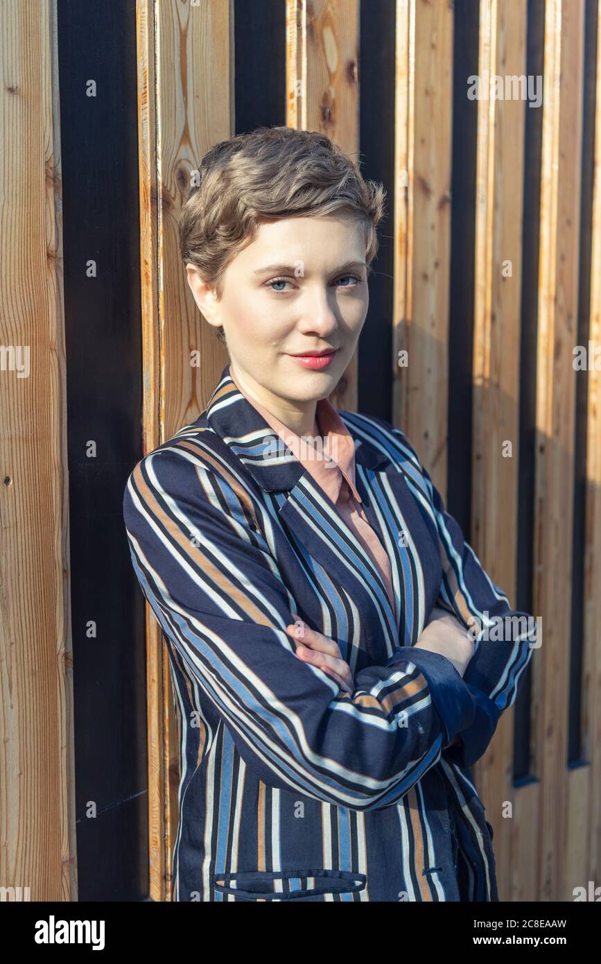 Porträt einer Geschäftsfrau mit kurzen Haaren in gestreiftem Blazer Stockfoto