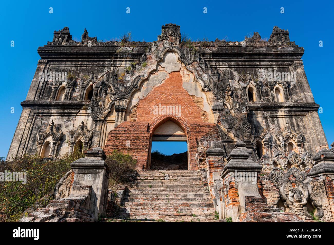 Myanmar, Mandalay Region, Inwa, Eingangstor des Lay HTAT Gyi Tempels Stockfoto