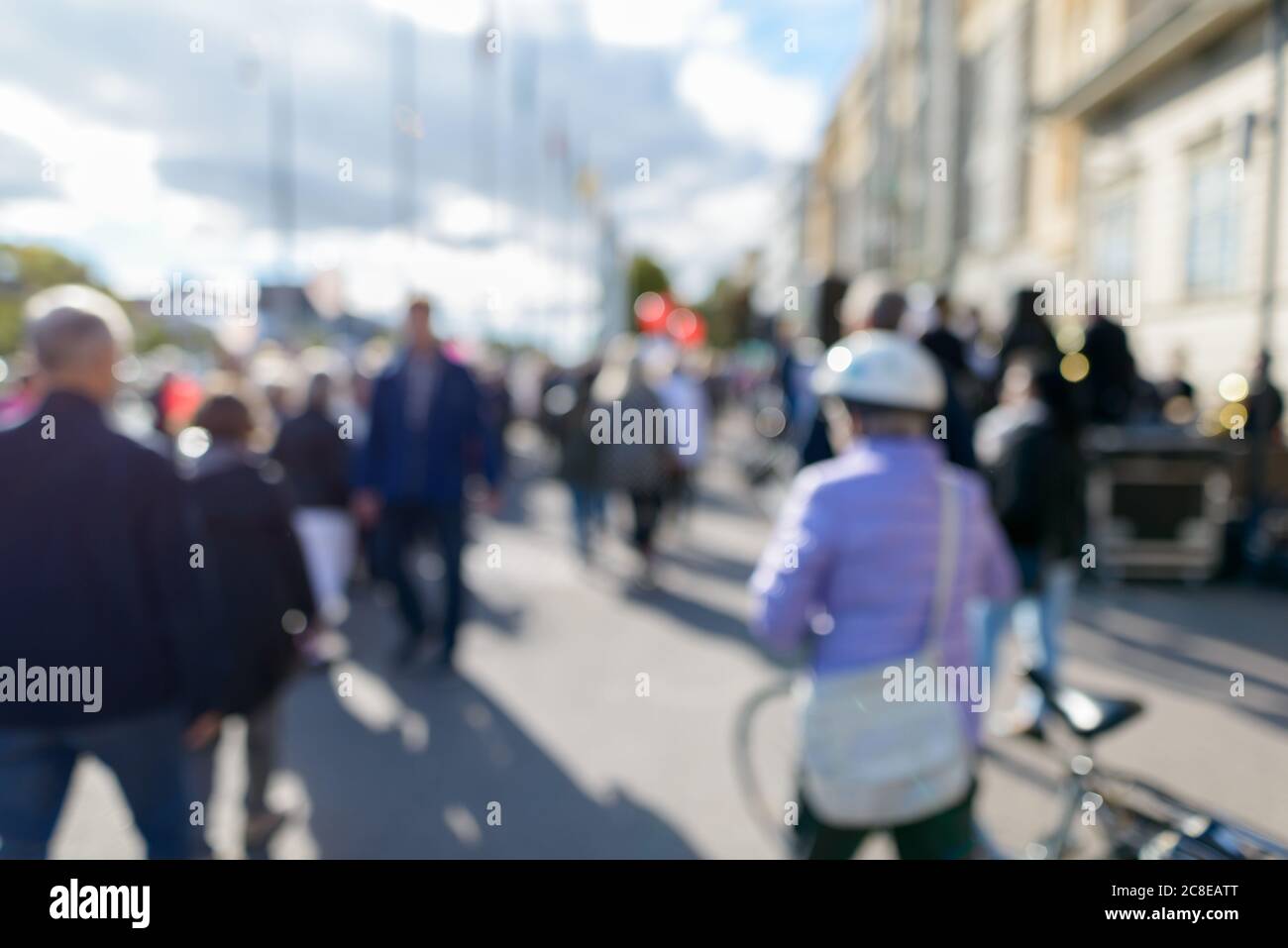 Unverschämtes Menschengedränge, die an sonnigen Tagen in der Straße der Stadt beschäftigt sind Stockfoto