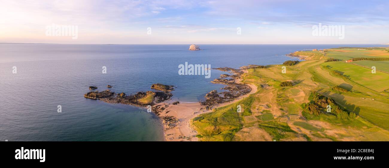 Großbritannien, Schottland, North Berwick, Drohne Blick auf Firth of Forth und Küstenstadt im Sommer Stockfoto