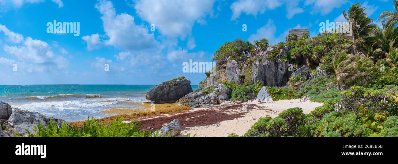 Tropischer Strand und alte maya-Ruinen auf einer Klippe in Tulum an der Maya-Riviera in Mexiko Stockfoto