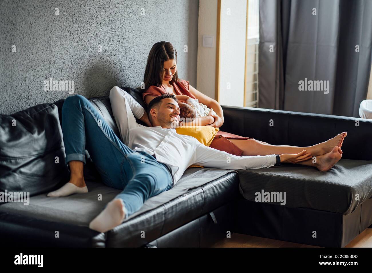 Mutter und Tochter teilen sich Kerl auf Sofa Mutter und Tochter teilen sich Kerl auf Sofa