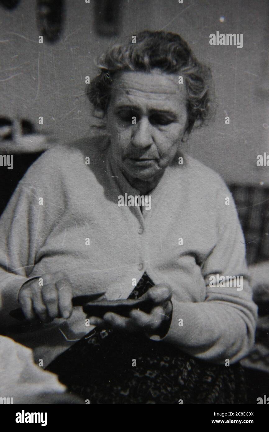 Feine 70er Jahre Vintage schwarz-weiß Lifestyle-Fotografie Porträt einer freundlichen älteren Frau. Stockfoto
