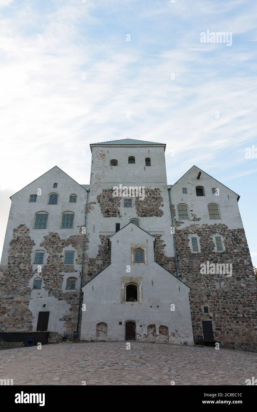 Mittelalterliche Burg gegen den Himmel in Turku Finnland Stockfoto