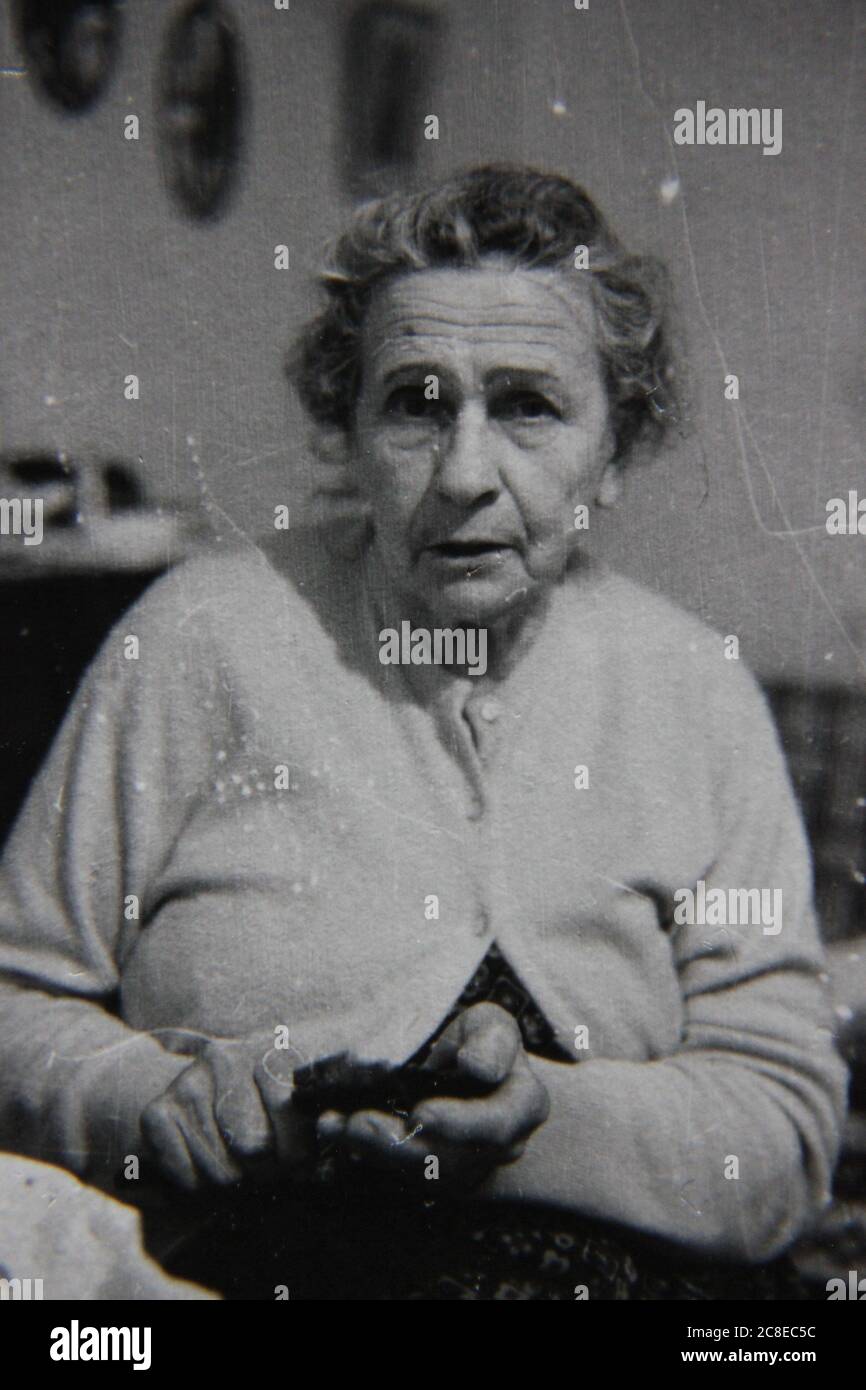 Feine 70er Jahre Vintage schwarz-weiß Lifestyle-Fotografie Porträt einer freundlichen älteren Frau. Stockfoto