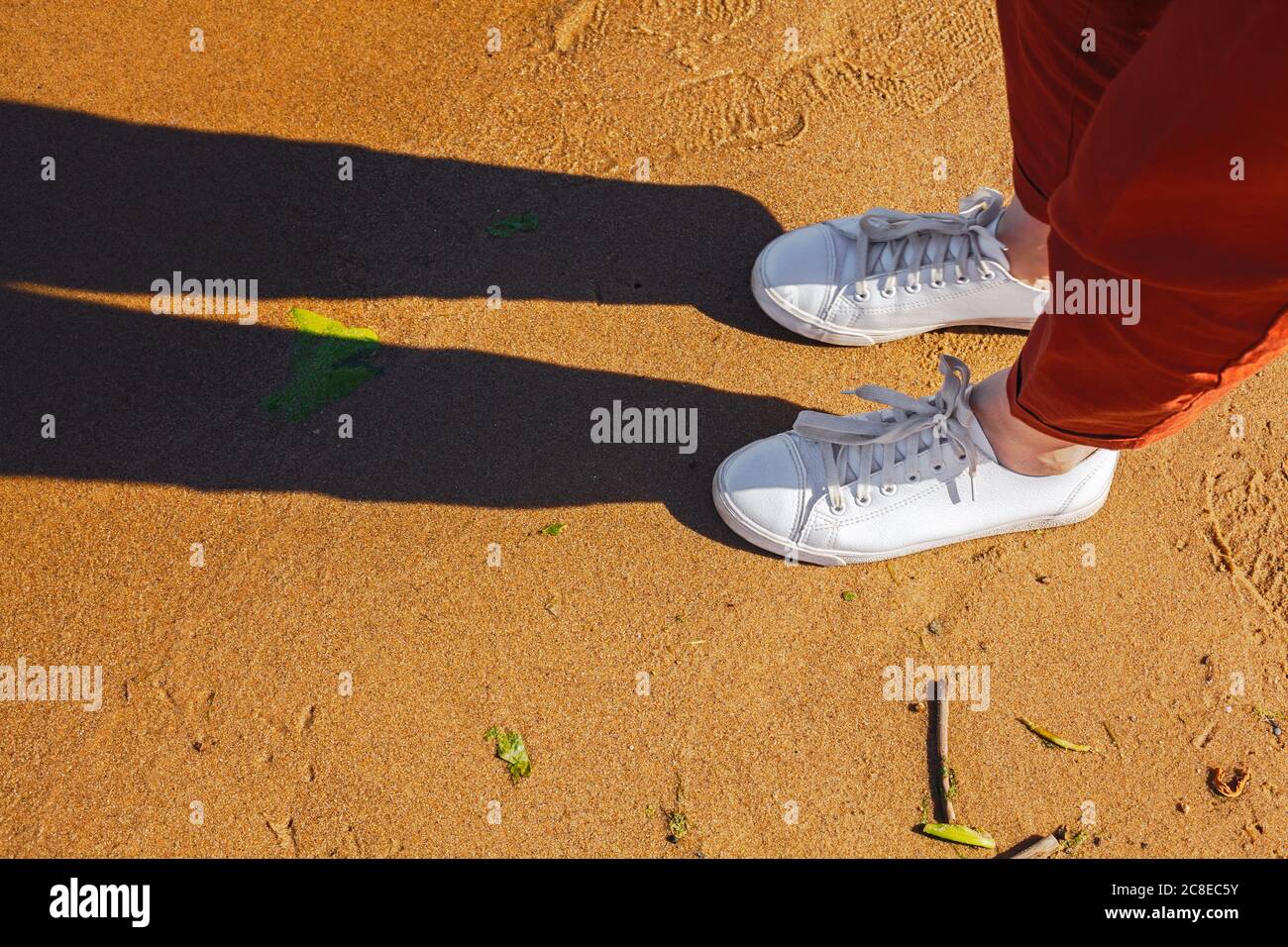 Wet Sneakers On The Beach Stockfotos und -bilder Kaufen - Alamy