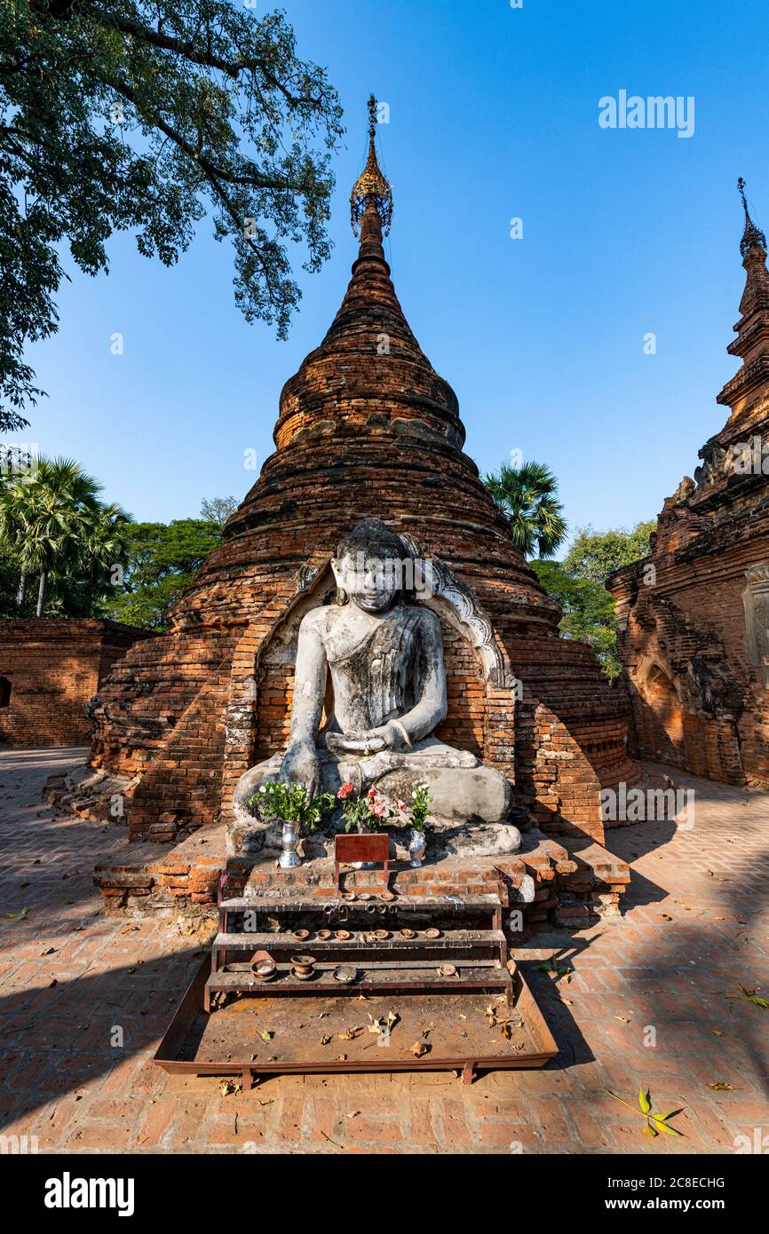 Myanmar, Mandalay Region, Inwa, Altar in Yadana Hsemee Pagode Complex Stockfoto