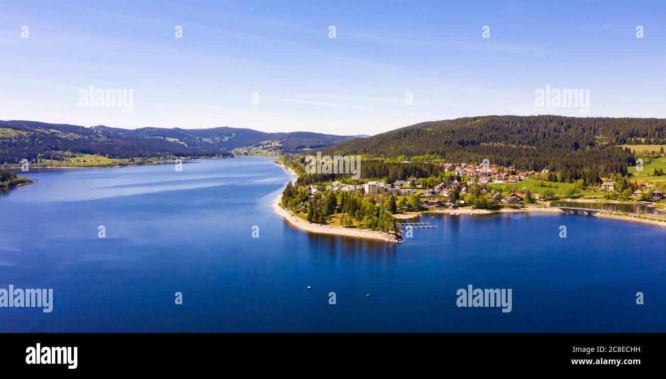 Deutschland, Baden-Württemberg, Schluchsee, Luftpanorama des Schluchsee-Stausees im Frühjahr Stockfoto