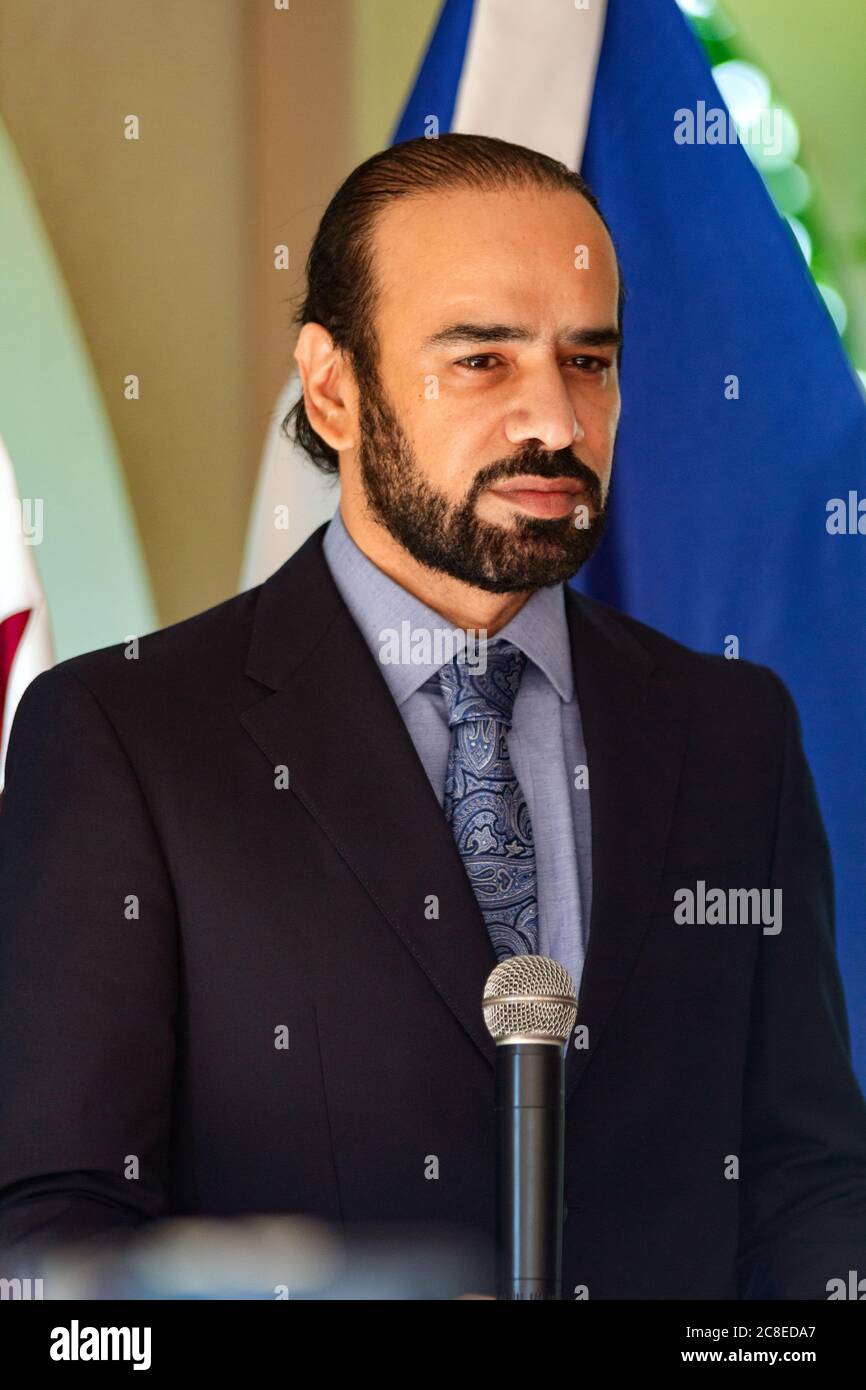 San Salvador, El Salvador. Juli 2020. Herr Tariq Al Othman, Geschäftsträger der Botschaft des Staates Katar in El Salvador, der eine Pressekonferenz hielt. Der Staat Katar hat der Vereinigung der Journalisten von El Salvador (APES) im Kontext der durch die COVID-19-Pandemie verursachten Gesundheitskrise medizinische Versorgung und Schutz gespendet. Kredit: Carlos Diaz/Alamy Live Nachrichten. Stockfoto San Salvador, El Salvador. Juli 2020. Herr Tariq Al Othman, Geschäftsträger der Botschaft des Staates Katar in El Salvador, der eine Pressekonferenz hielt. Der Staat Katar hat der Vereinigung der Journalisten von El Salvador (APES) im Kontext der durch die COVID-19-Pandemie verursachten Gesundheitskrise medizinische Versorgung und Schutz gespendet. Kredit: Carlos Diaz/Alamy Live Nachrichten. Stockfoto