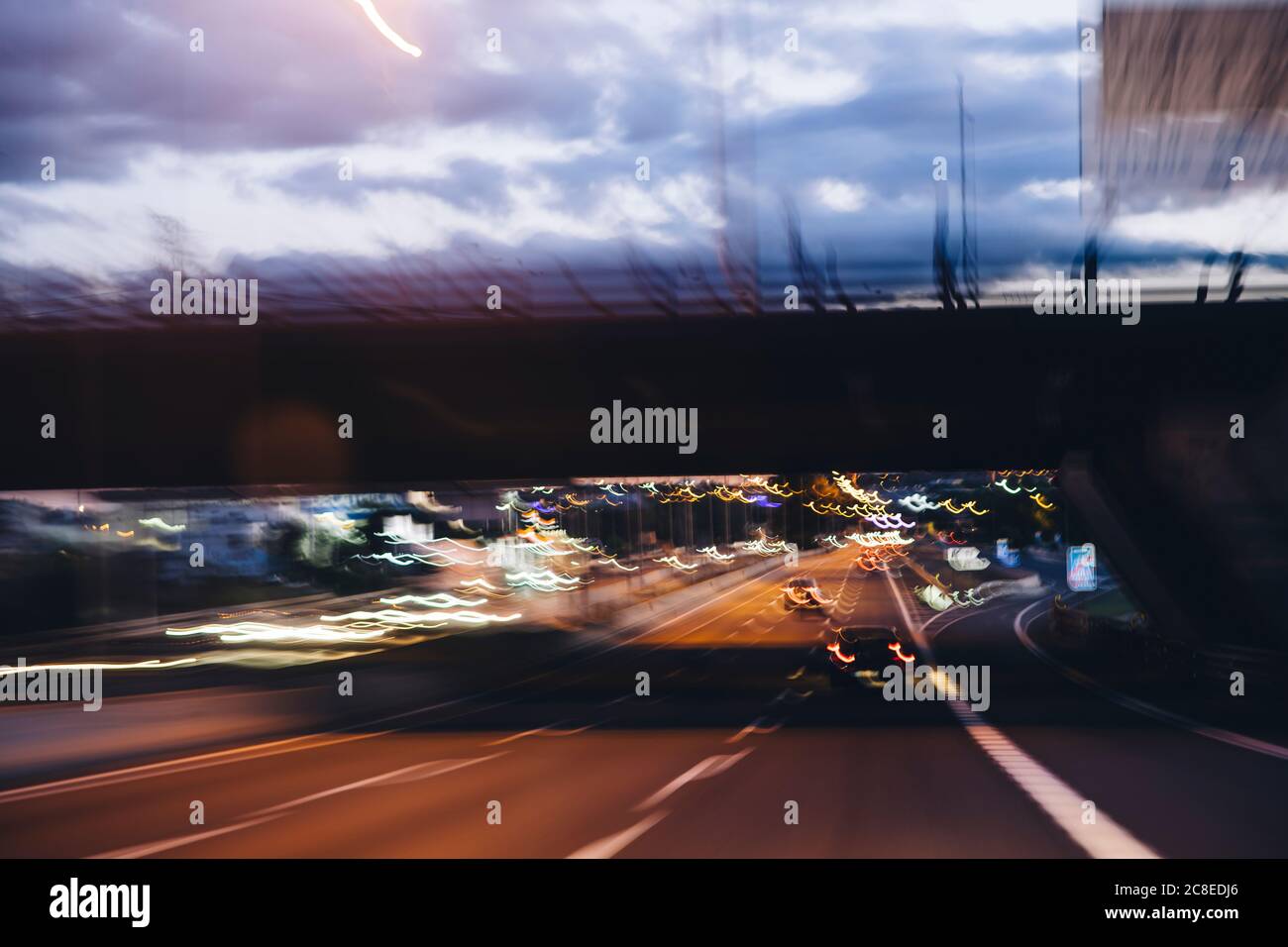 Spanien, Provinz Barcelona, Barcelona, Verkehr auf der Stadtautobahn in der Abenddämmerung Stockfoto