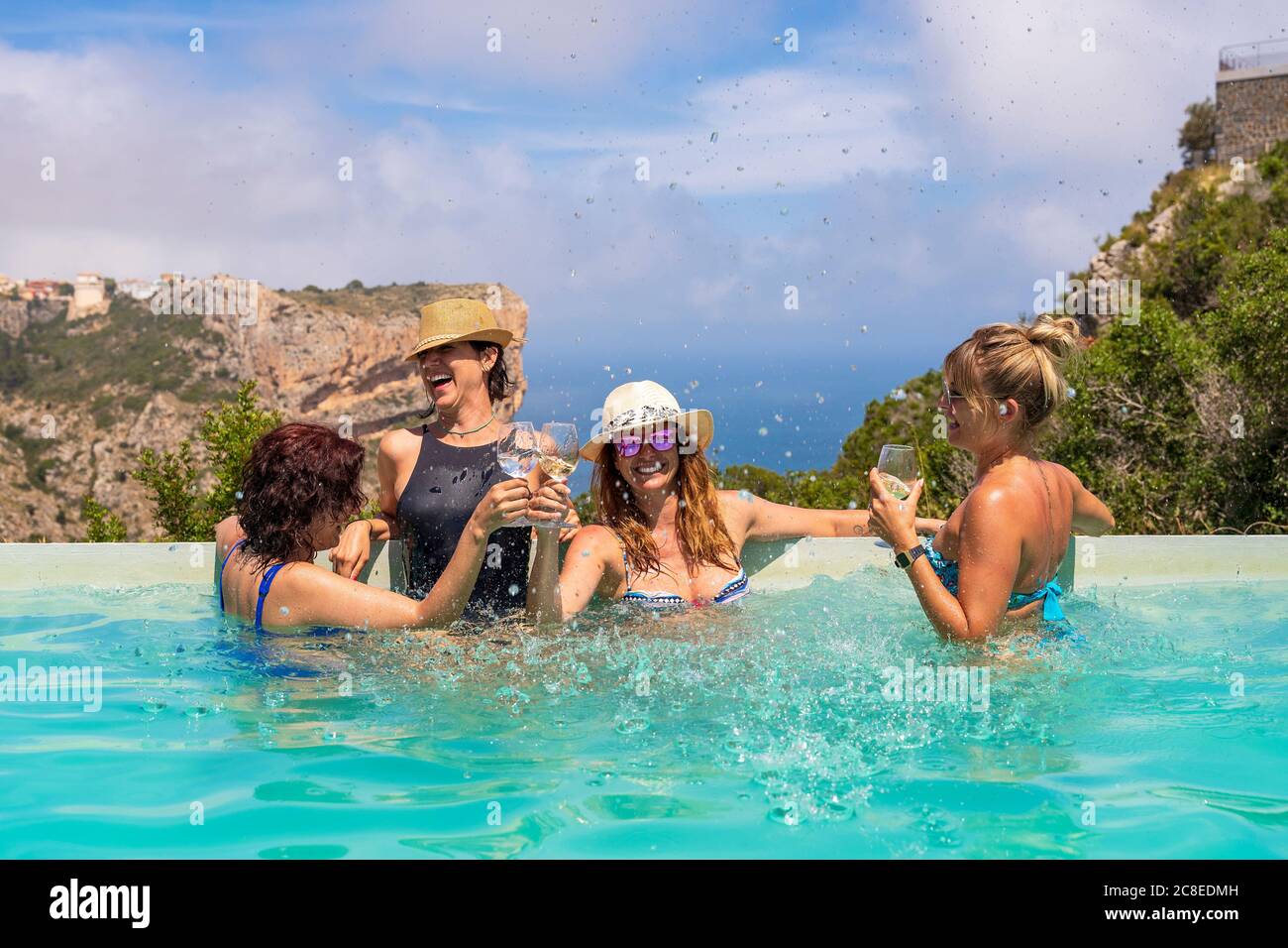 Freunde während der Poolparty Stockfoto