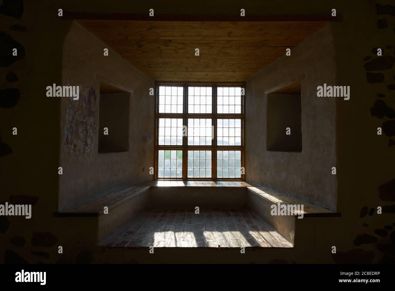 Portrait von geschlossenen Holzfenster und Decke mit Sonnenlicht ins Zimmer Stockfoto