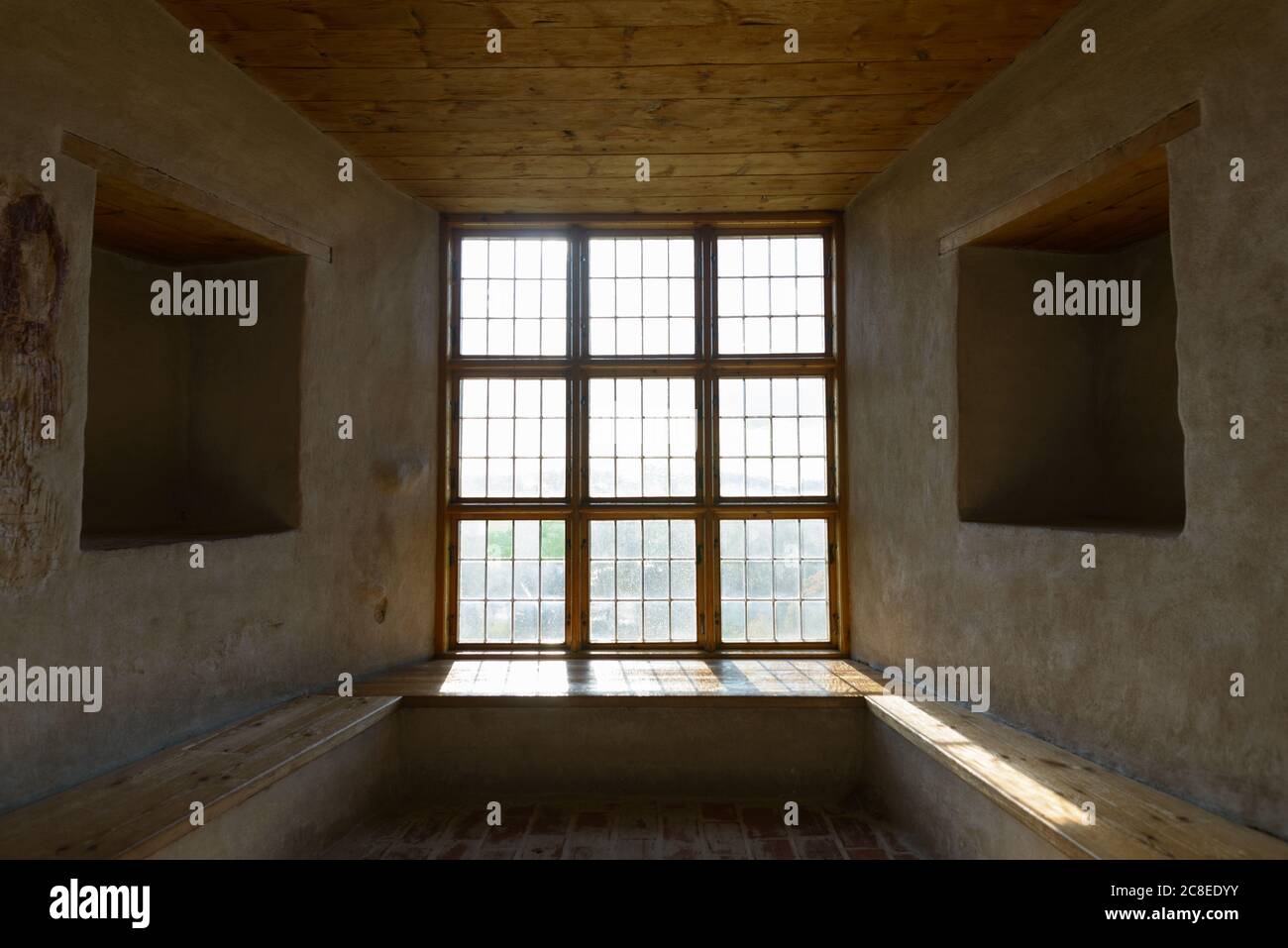 Portrait von geschlossenen Holzfenster und Decke mit Sonnenlicht ins Zimmer Stockfoto