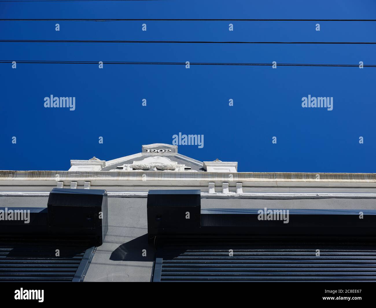Gebäude im alten Stil von der Straße in der Woodstock Gegend in Kapstadt, Südafrika. Keine Personen. Stockfoto