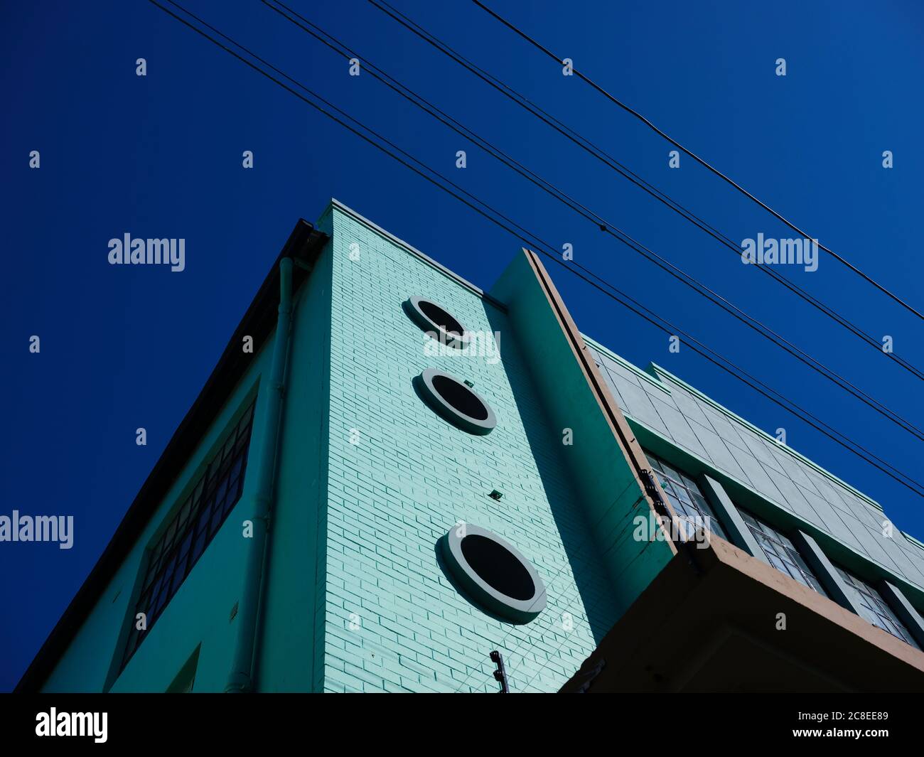 Gebäude im alten Stil von der Straße in der Woodstock Gegend in Kapstadt, Südafrika. Keine Personen. Stockfoto