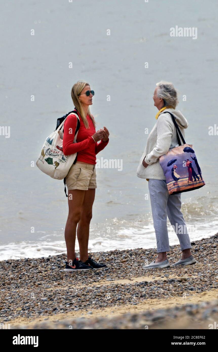 Zwei Frauen am Strand bei walberswick suffolk england chatten Stockfoto
