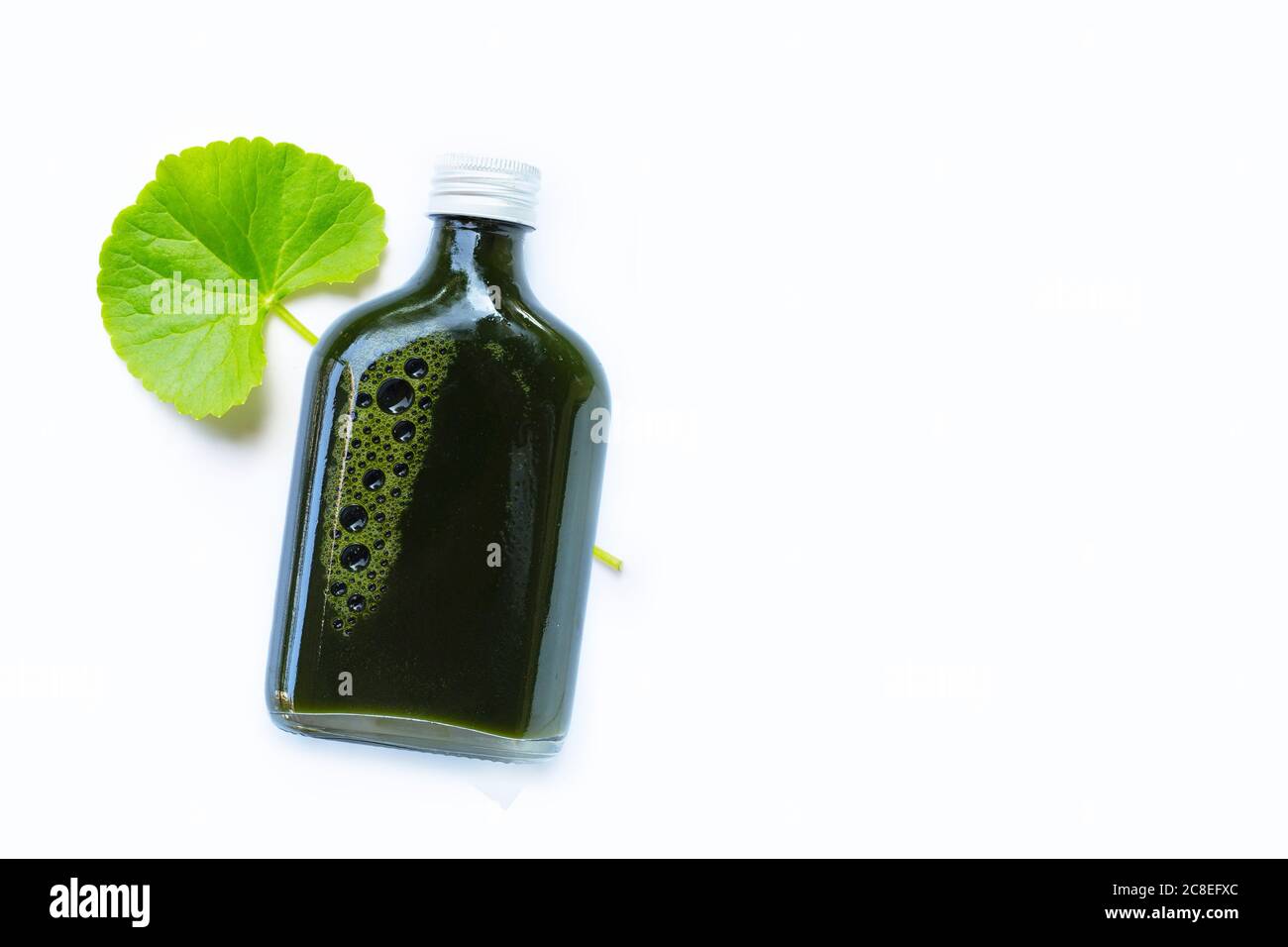Gotu Kola hinterlässt Saft für die Gesundheit auf weißem Hintergrund. Stockfoto