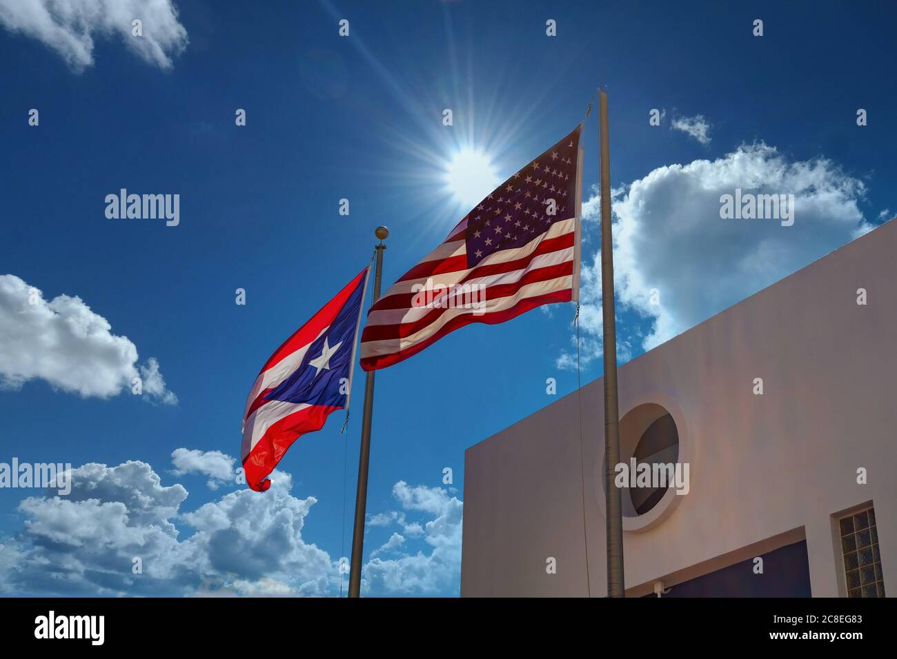 Amerikanische und Puerto-ricanische Flagge in Sun Stockfoto