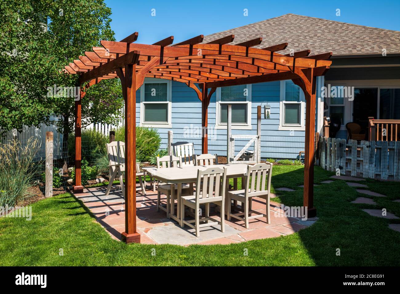 Zedernpergola; Schieferterrasse; Gartenmöbel; Hinterhof für Wohngebäude Stockfoto