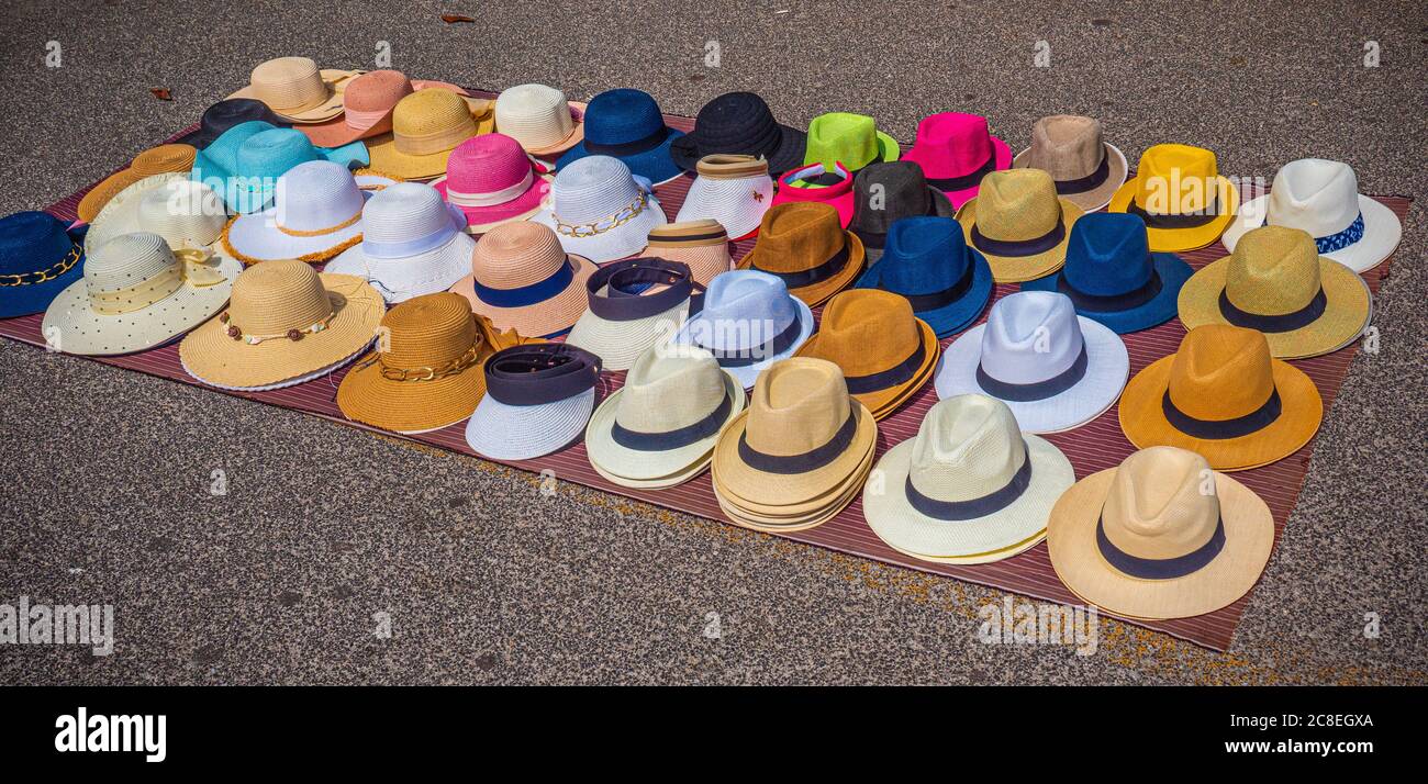 Verkauf von Hüten an der französischen Riviera Stockfoto
