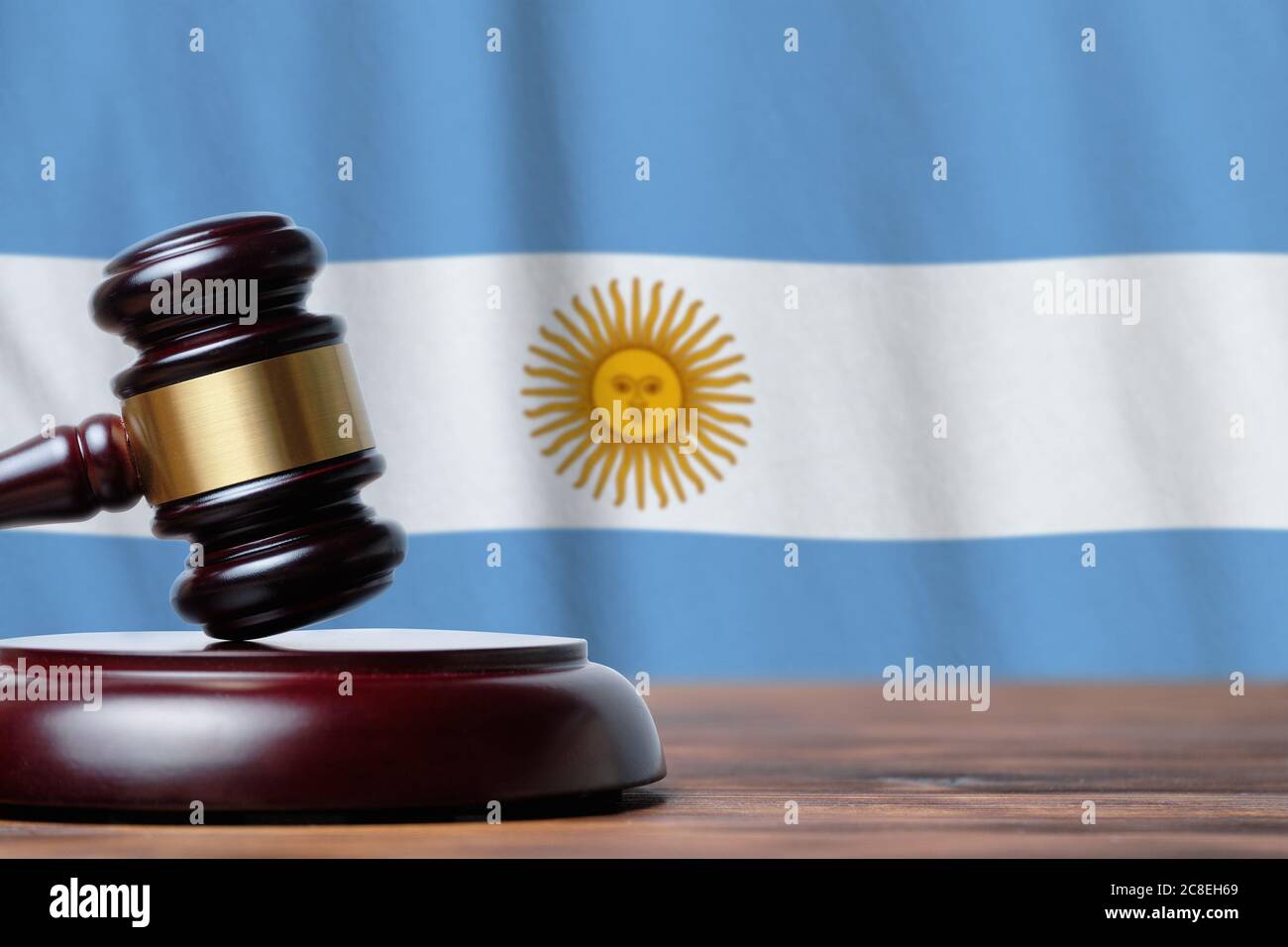 Justiz und Gerichtskonzept in der Argentinischen Republik. Richter Hammer auf einem Hintergrund Flagge. Stockfoto