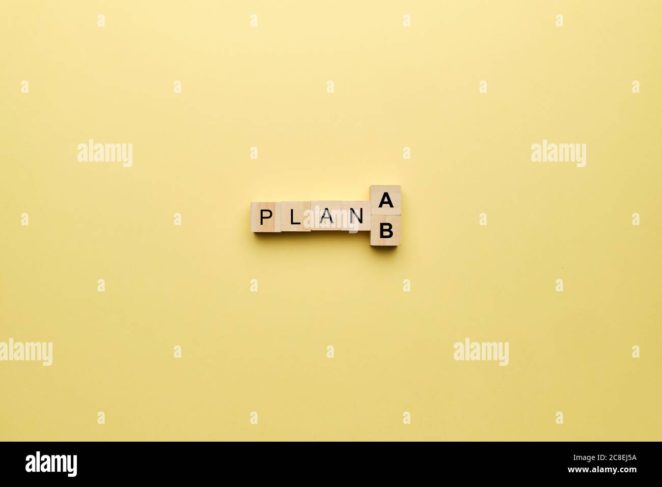 Konzept für Plan B. Text auf Holzwürfeln mit gelbem Hintergrund Stockfoto