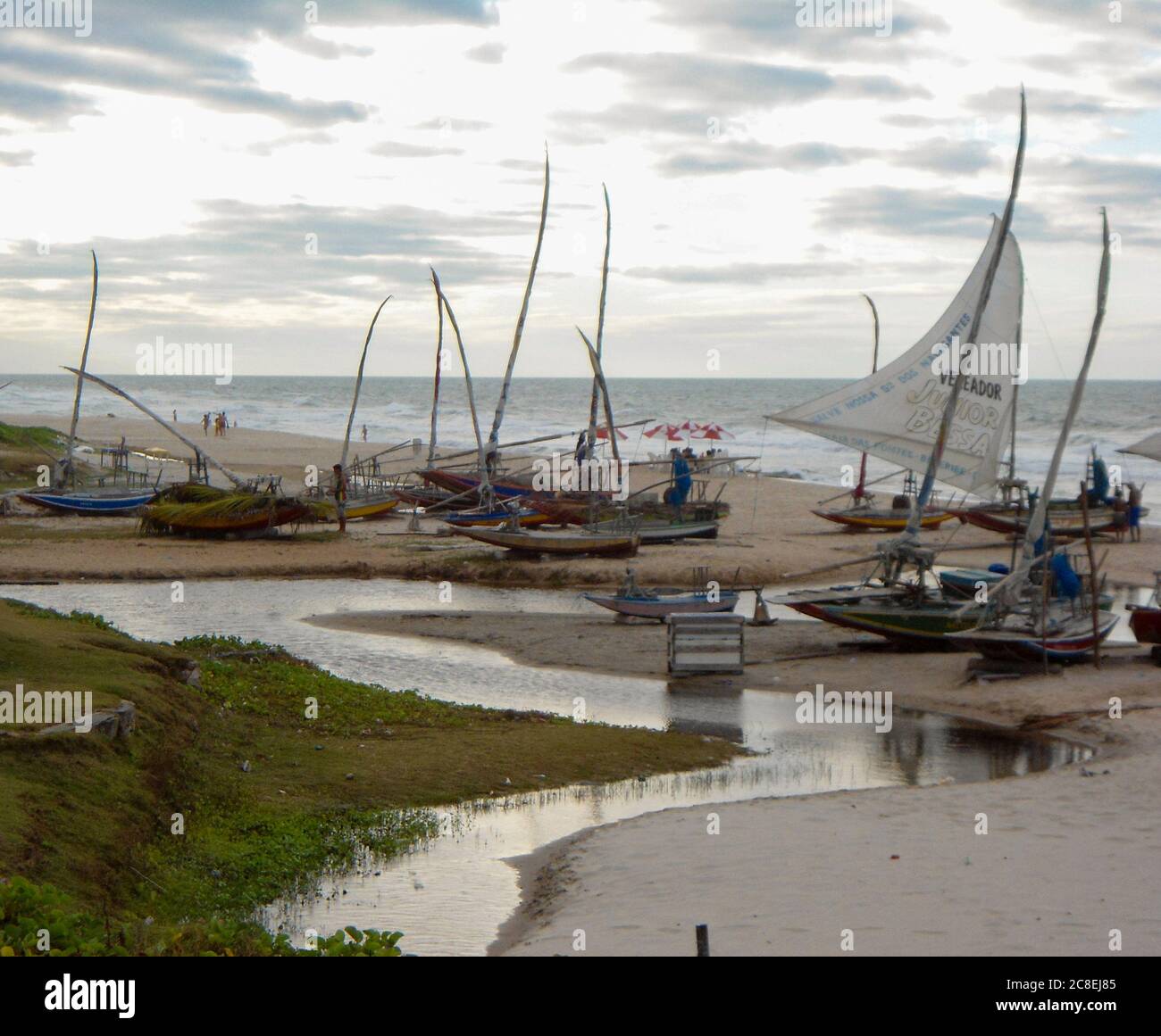 Schöne traditionelle Boote in Brasilien genannt jangada in Sonnenuntergang Stockfoto