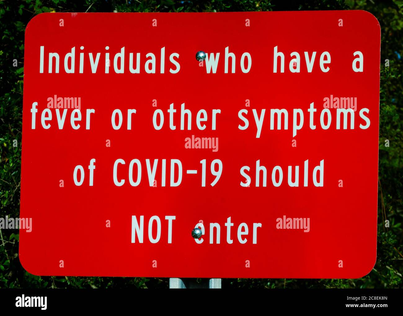 Ein Schild erinnert Besucher daran, den Bayfront Park nicht zu betreten, wenn COVID-19 Symptome auftreten, 22. Juli 2020, in Mobile, Alabama. Stockfoto
