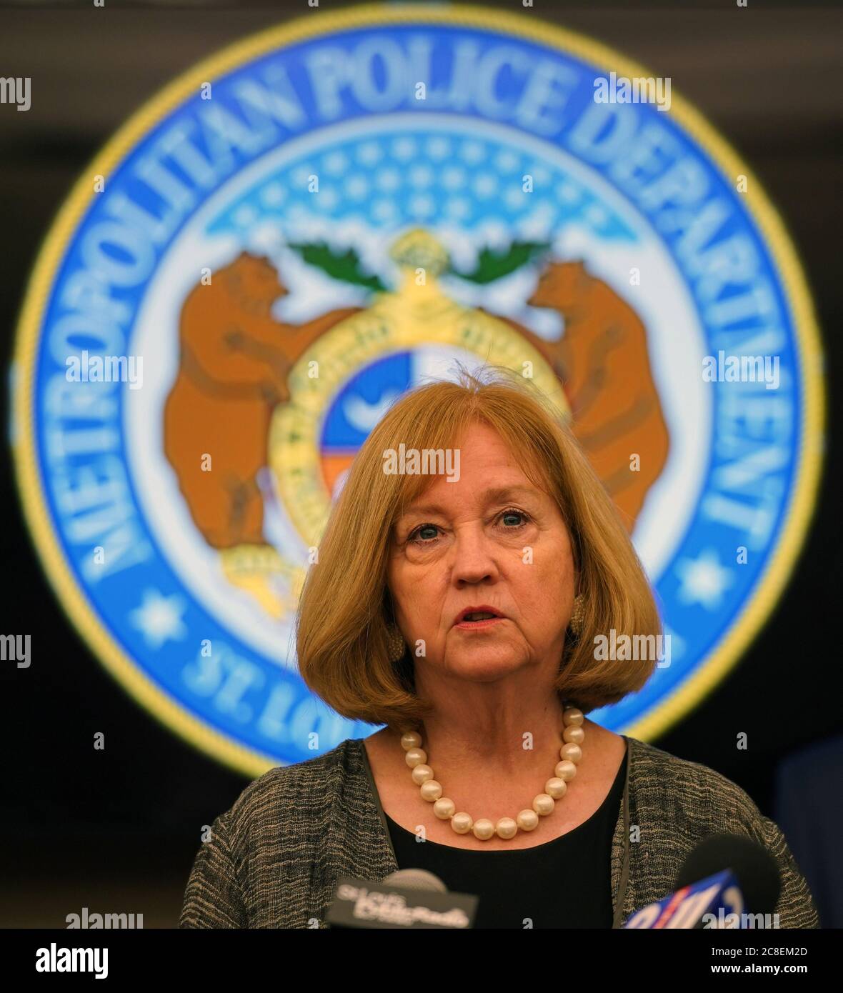 St. Louis, Usa. Juli 2020. St. Louis Bürgermeister Lyda Krewson, spricht zu Reportern nach einer Runde Tisch Diskussion mit Strafverfolgungsbehörden und gewählten Beamten über den scharfen Anstieg der Gewaltverbrechen in St. Louis am Donnerstag, 23. Juli 2020. Die Gewaltverbrechen sind um 30 Prozent gestiegen, was den Gouverneur dazu veranlasst hat, eine Sondersitzung der Generalversammlung einzurufen, die für nächste Woche geplant ist. Foto von Bill Greenblatt/UPI Kredit: UPI/Alamy Live News Stockfoto