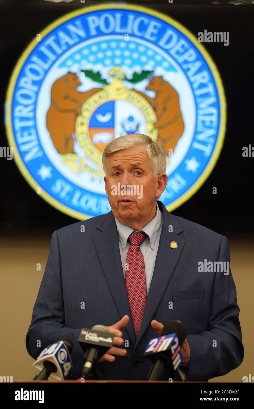 St. Louis, Usa. Juli 2020. Missouri Gouverneur Mike Parson spricht zu Reportern nach einer Runde Tisch Diskussion mit Strafverfolgungsbehörden und gewählten Beamten über den starken Anstieg der Gewaltverbrechen in St. Louis am Donnerstag, 23. Juli 2020. Die Gewaltverbrechen sind um 30 Prozent gestiegen, was den Gouverneur dazu veranlasst hat, eine Sondersitzung der Generalversammlung einzurufen, die für nächste Woche geplant ist. Foto von Bill Greenblatt/UPI Kredit: UPI/Alamy Live News Stockfoto