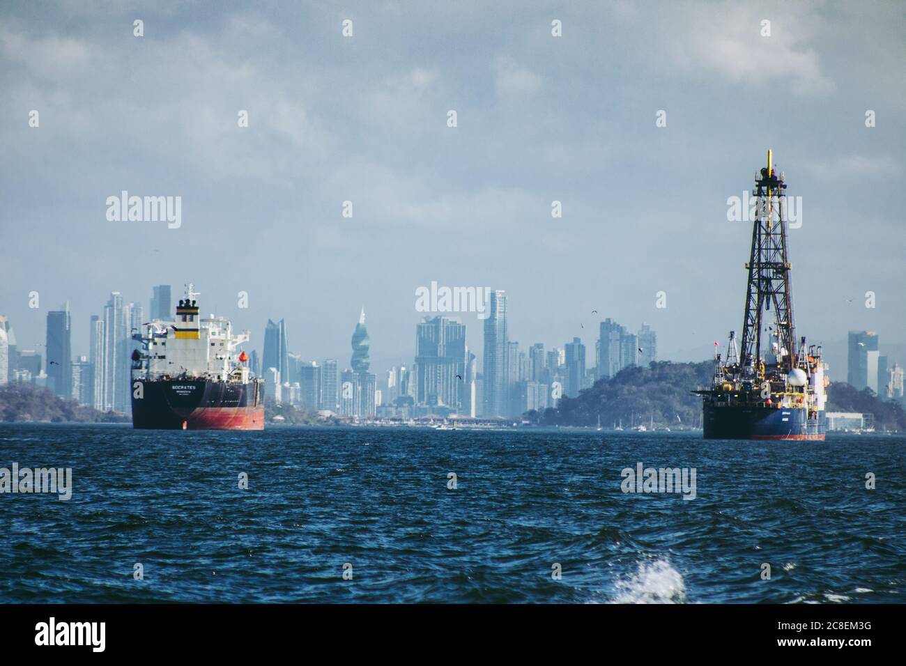 Zwei der größten Industrien in Panama, die maritime und die großen Gebäude. Stockfoto