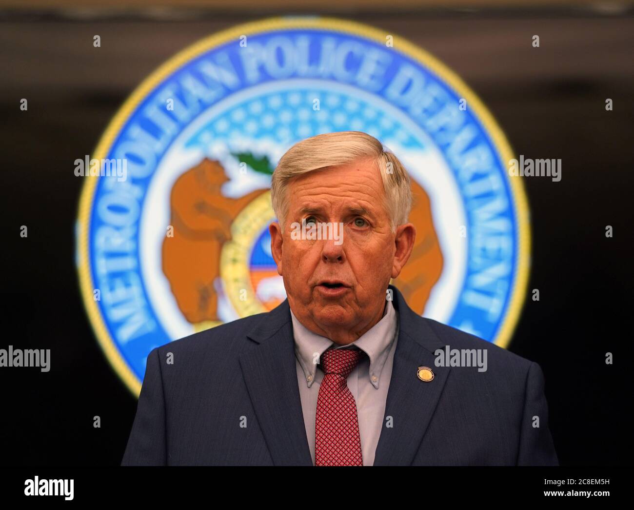 St. Louis, Usa. Juli 2020. Missouri Gouverneur Mike Parson spricht zu Reportern nach einer Runde Tisch Diskussion mit Strafverfolgungsbehörden und gewählten Beamten über den starken Anstieg der Gewaltverbrechen in St. Louis am Donnerstag, 23. Juli 2020. Die Gewaltverbrechen sind um 30 Prozent gestiegen, was den Gouverneur dazu veranlasst hat, eine Sondersitzung der Generalversammlung einzurufen, die für nächste Woche geplant ist. Foto von Bill Greenblatt/UPI Kredit: UPI/Alamy Live News Stockfoto