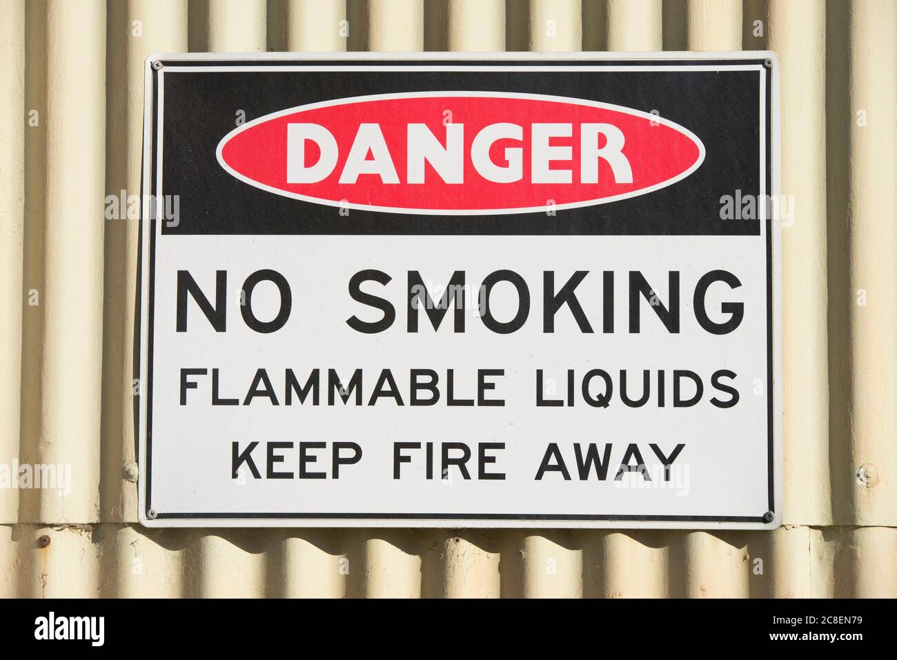 Kein offenes Feuer, Rauchverbot, Warnschild, Gefahrenhinweis und Gesundheitsrisiko. Stockfoto