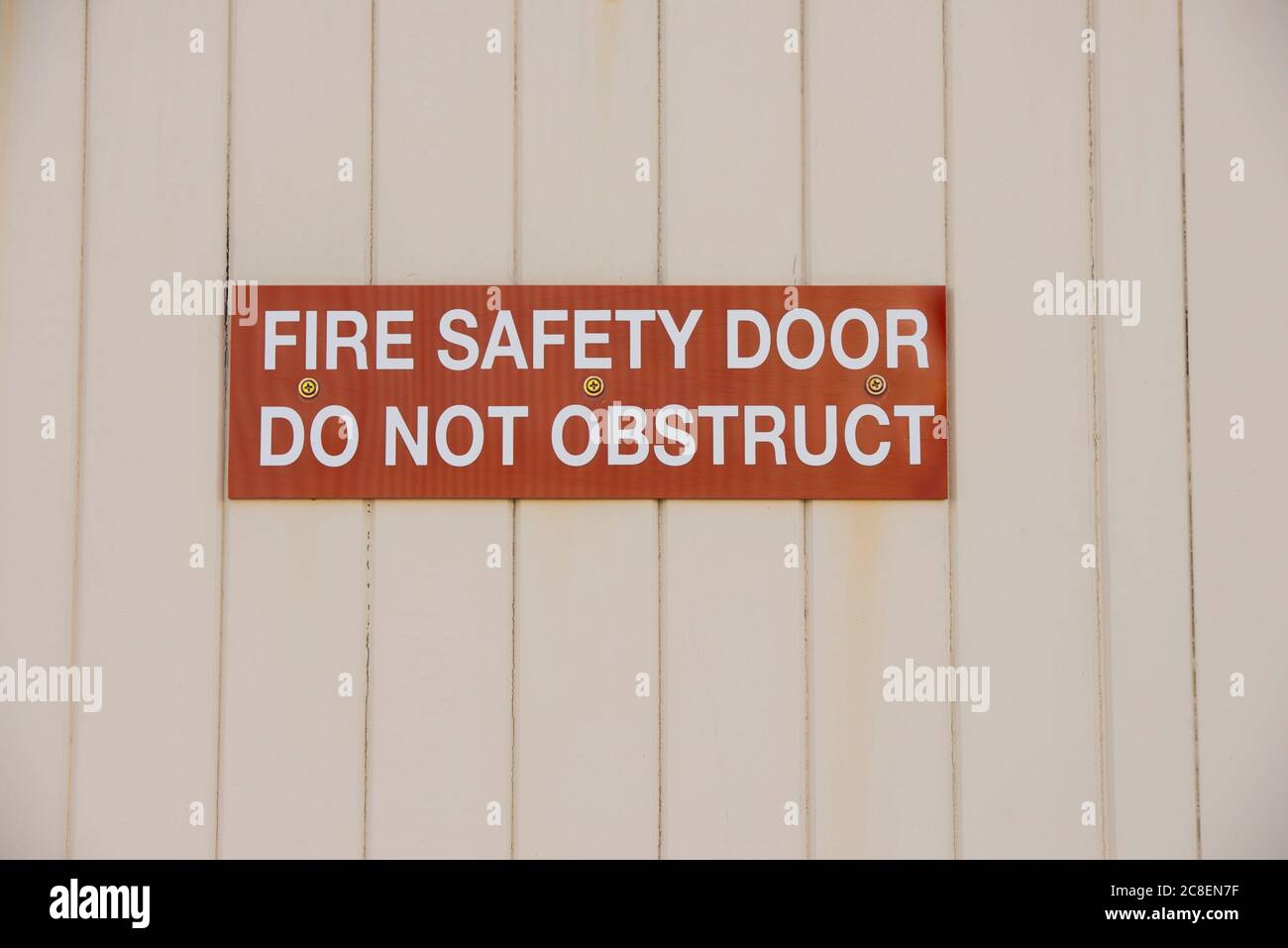 Brandschutztür-Schild, mit Kopierplatz auf gemustertem Hintergrund. Stockfoto