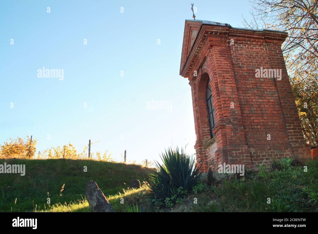 Blick auf Weinberge der Langhe Monferrato Roero, UNESCO-Welterbe in Piemont, Italien. Stockfoto