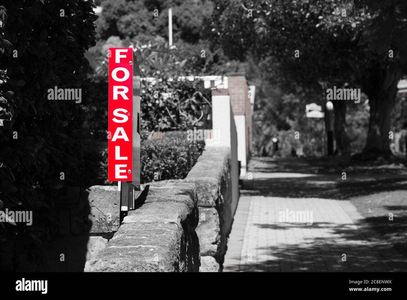 Konzeptionelle gefilterte Bild von roten Immobilien zum Verkauf Zeichen Werbung Private Property House oder Apartment, verschwommen Wohnhintergrund und Kopie sp Stockfoto