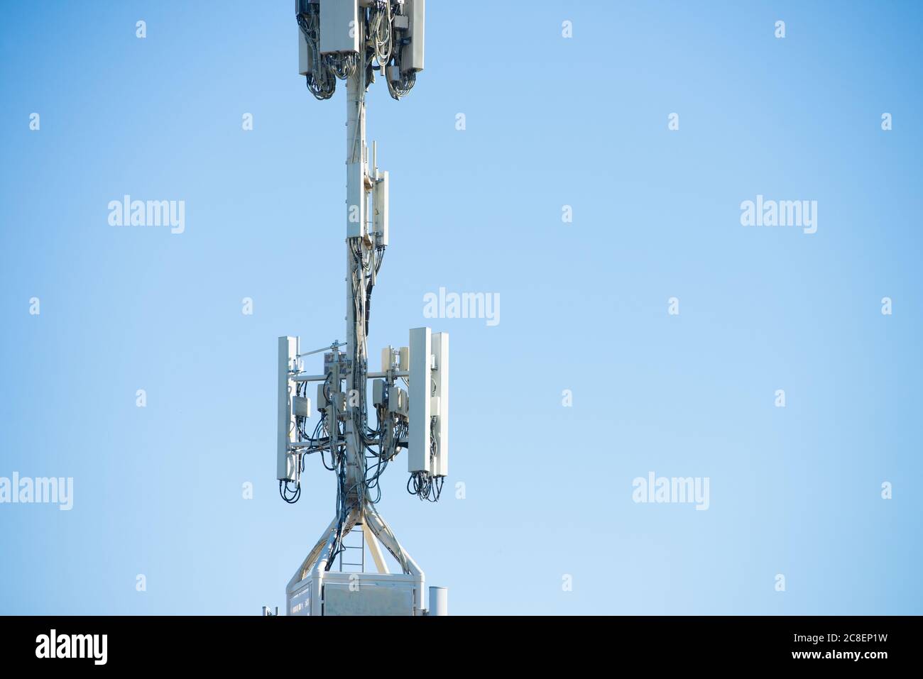 Nahaufnahme Telekommunikationsturm für Handy und drahtlose Übertragung, blauer Himmel als Hintergrund. Stockfoto