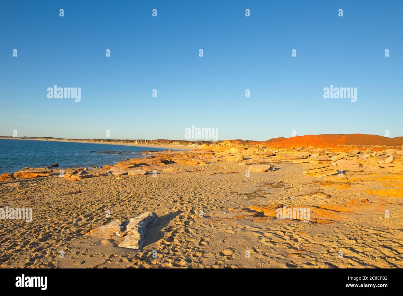 Malerischer Panoramablick auf die abgelegene Kimberley-Küste in Western Australia, mit unberührtem Strand, ruhigem Meer und sonnigem blauen Sonnenuntergang Himmel als Hintergrund und Cop Stockfoto