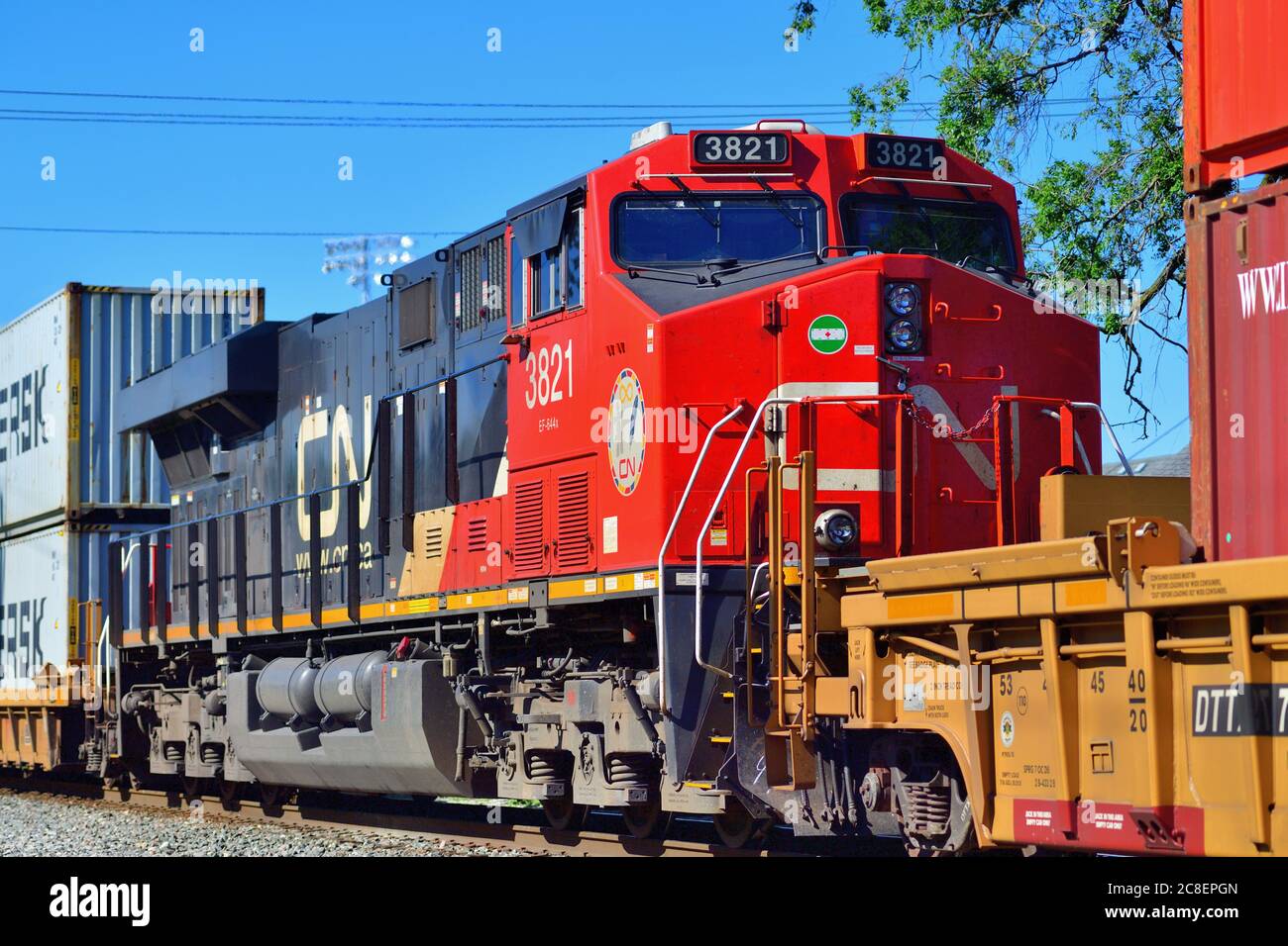 West Chicago, Illinois, USA. Eine kanadische Lokomotive der National Railway, die als verteilte Triebwerk (DPU) in einer intermodalen Fracht platziert wurde. Stockfoto