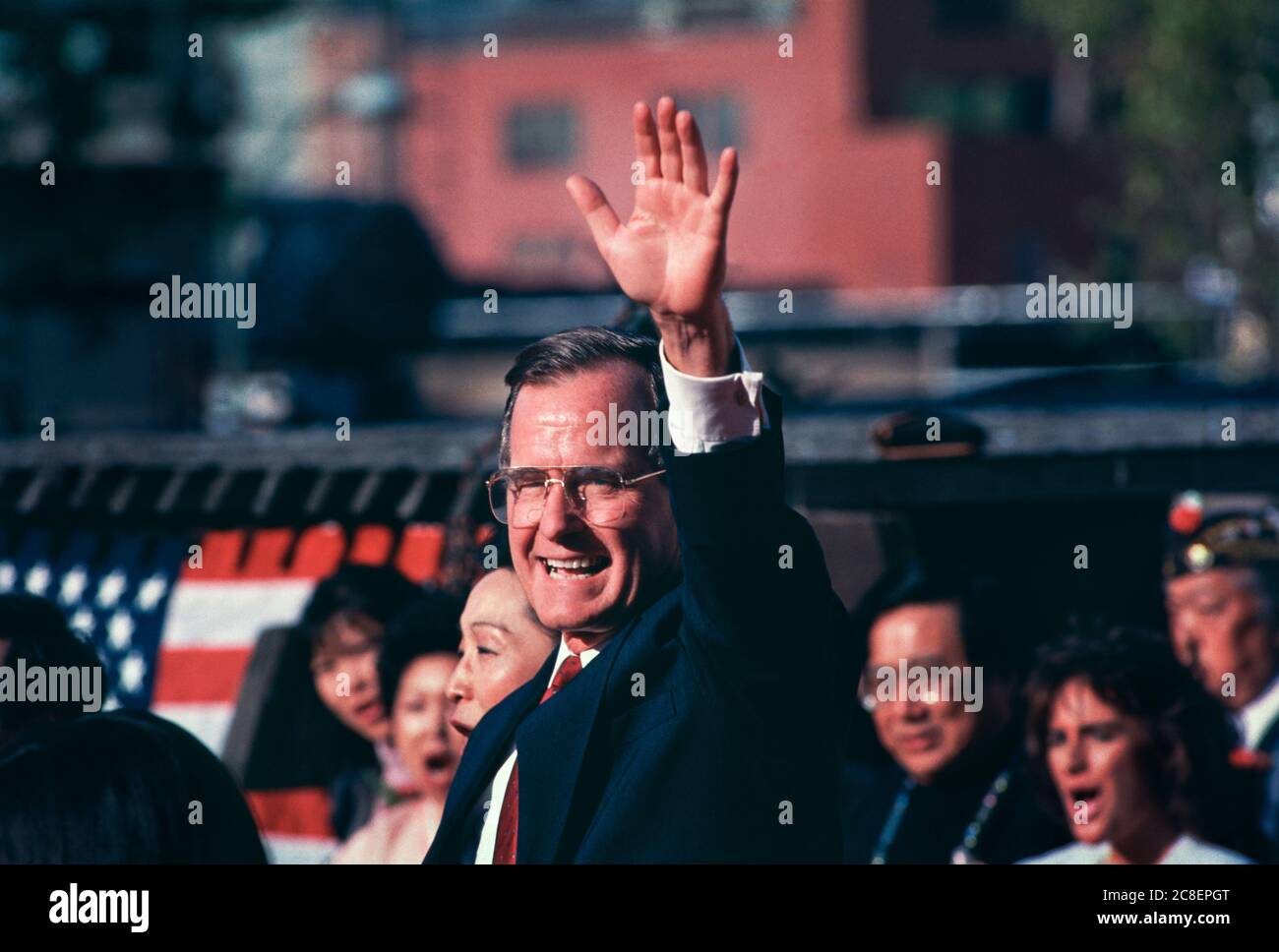 George Bush, George Herbert Walker Bush (1924-2018) in San Francisco Chinatown während seiner Präsidentschaftskampagne 1988. Republikaner, George H.W. Bush wurde der 41. Präsident der Vereinigten Staaten, 1989 bis 1993. Stockfoto