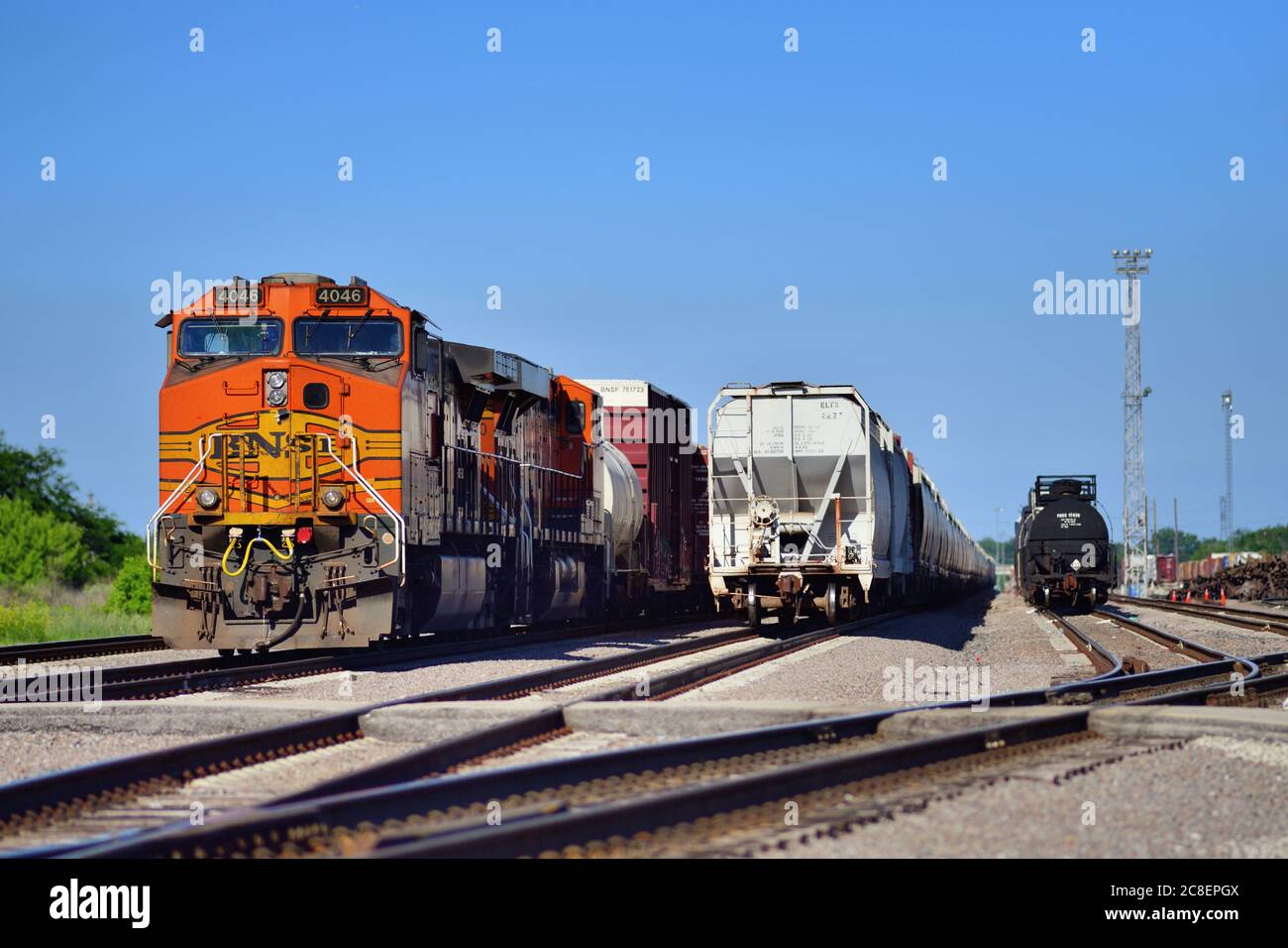 Aurora, Illinois, USA. Burlington Northern Santa Fe Lokomotiven warten darauf, die Eisenbahn Eola Yard mit einem Güterzug verlassen. Stockfoto