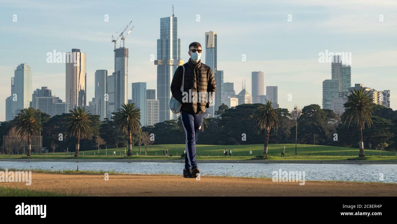 Obligatorische Masken von Melbourne Australien . Menschen mit Schutzmasken rund um die Stadt Melbourne . Stockfoto