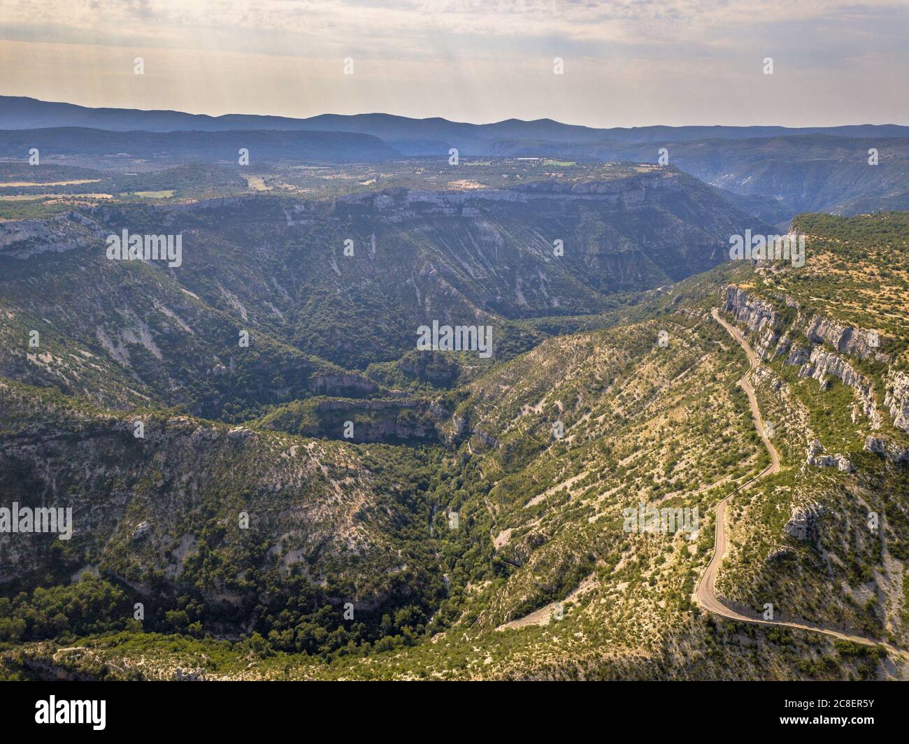 Luftaufnahme von Schluchten la Vis Tal schneiden durch Causse du Larzac im Cevennen-nationalpark, Südfrankreich. Stockfoto