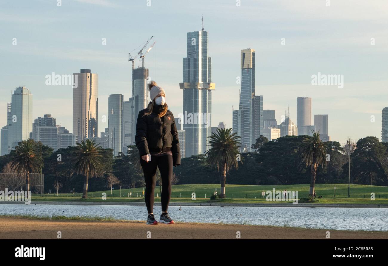 Obligatorische Masken von Melbourne Australien . Menschen mit Schutzmasken rund um die Stadt Melbourne . Stockfoto