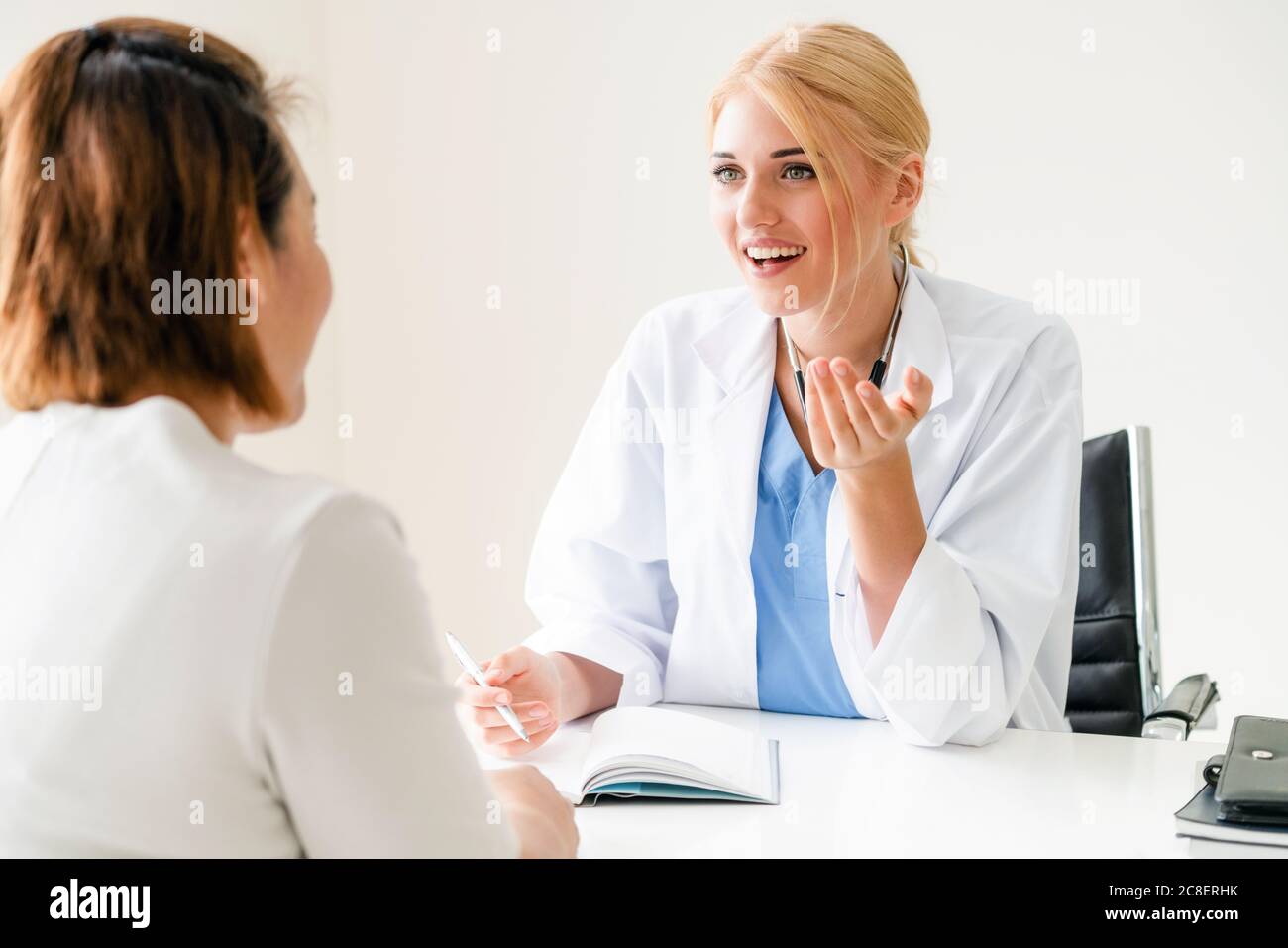 Frau Doktor und weibliche Patientin im Krankenhaus Büro Stockfoto