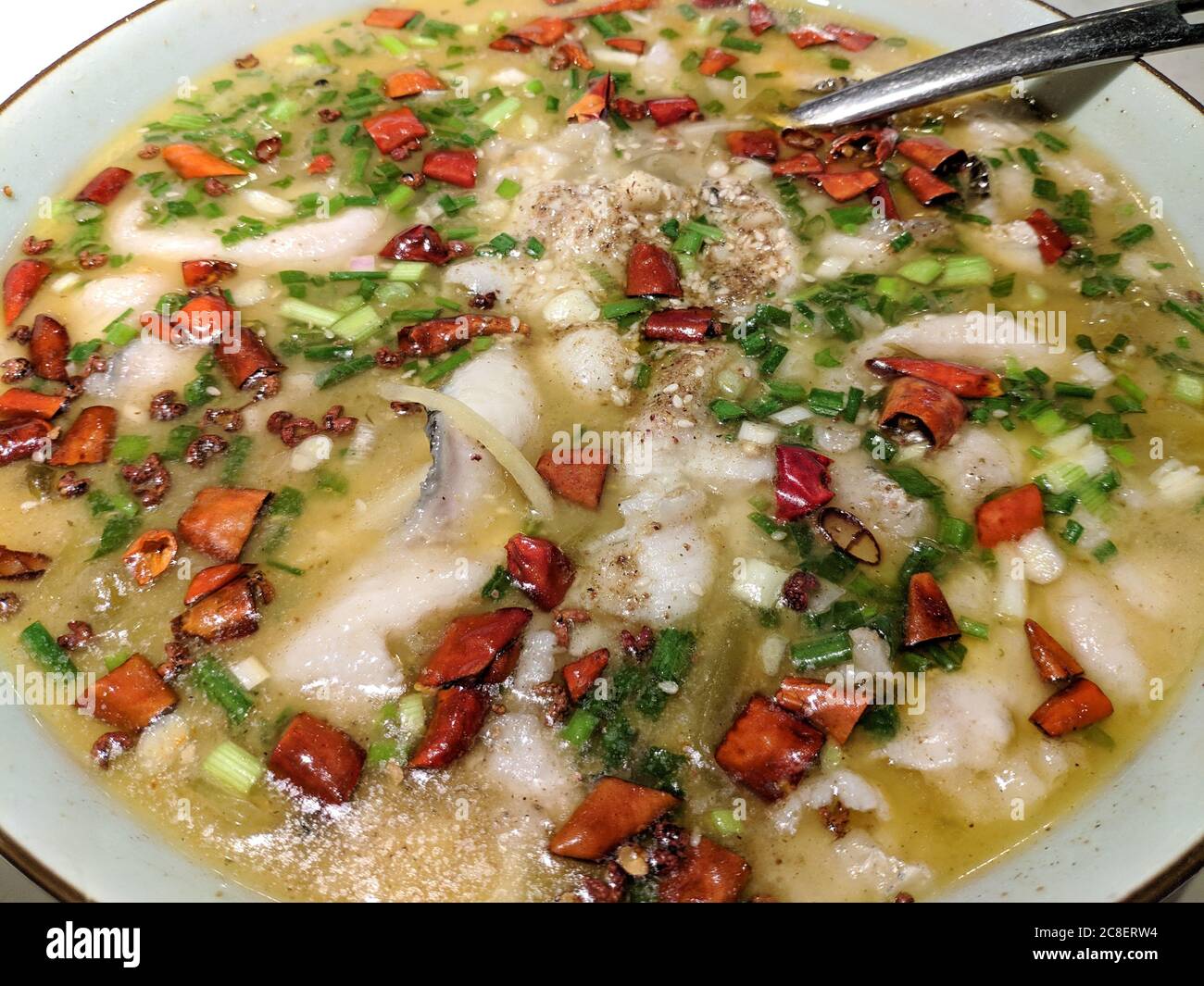 Gekochter Fisch mit Sauerkraut und Chili Stockfoto