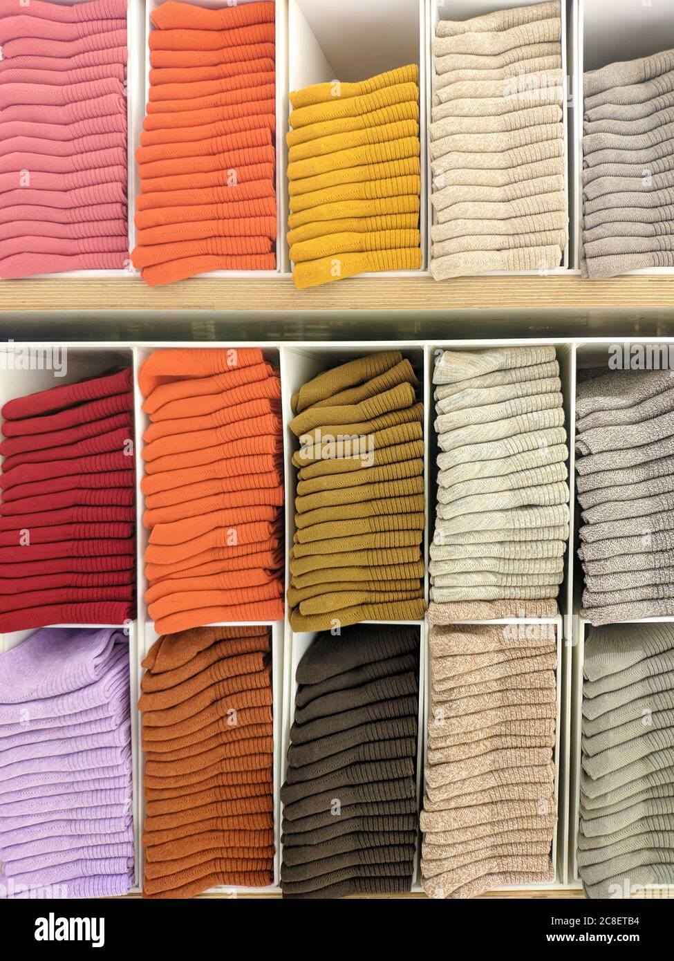 Stapel von bunten Socken zum Verkauf auf dem Regal Stockfotografie - Alamy