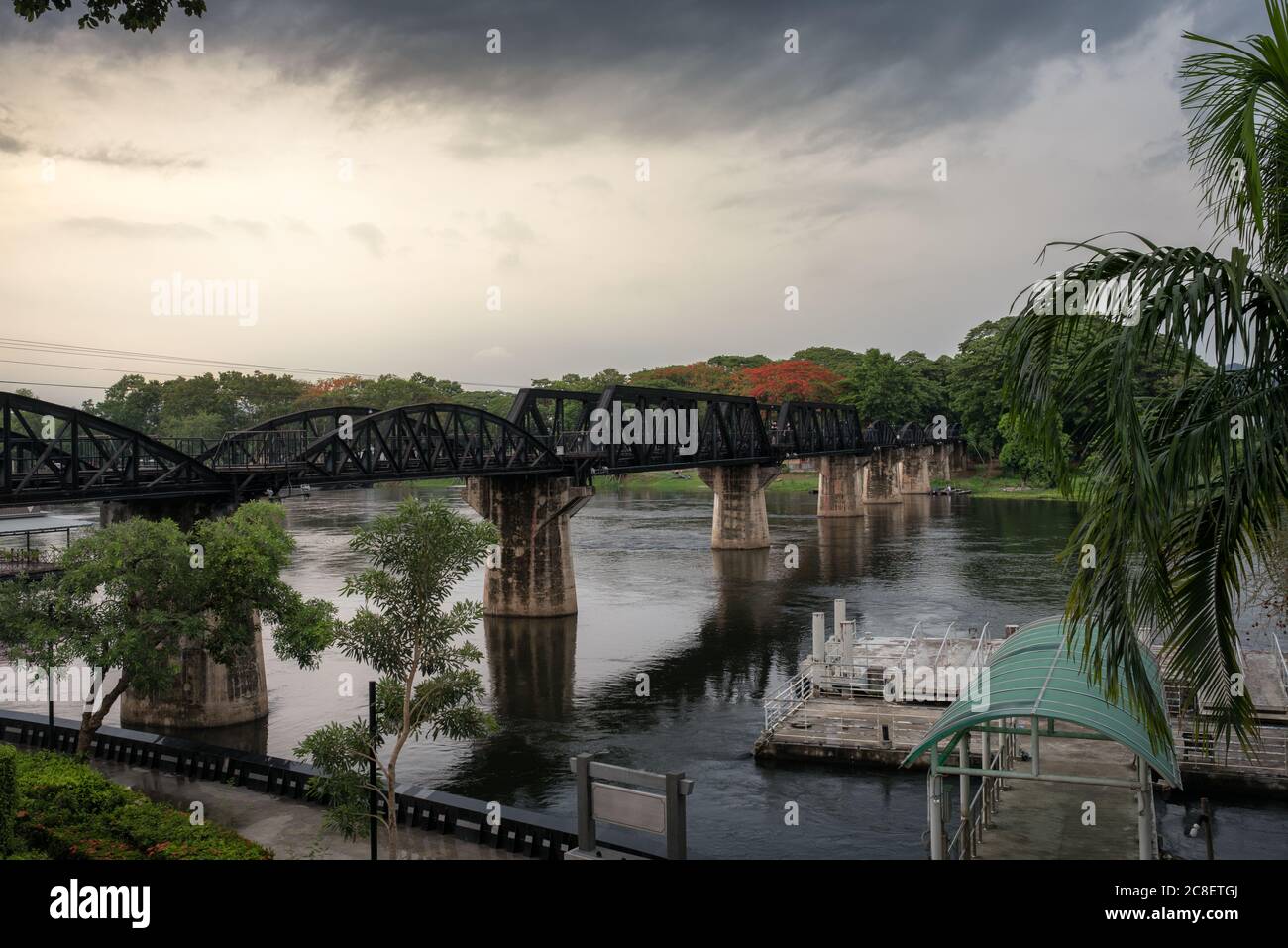 Die Landschaft der Brücke über den Kwai Fluss in der Provinz Kanchanaburi, Thailand. Stockfoto